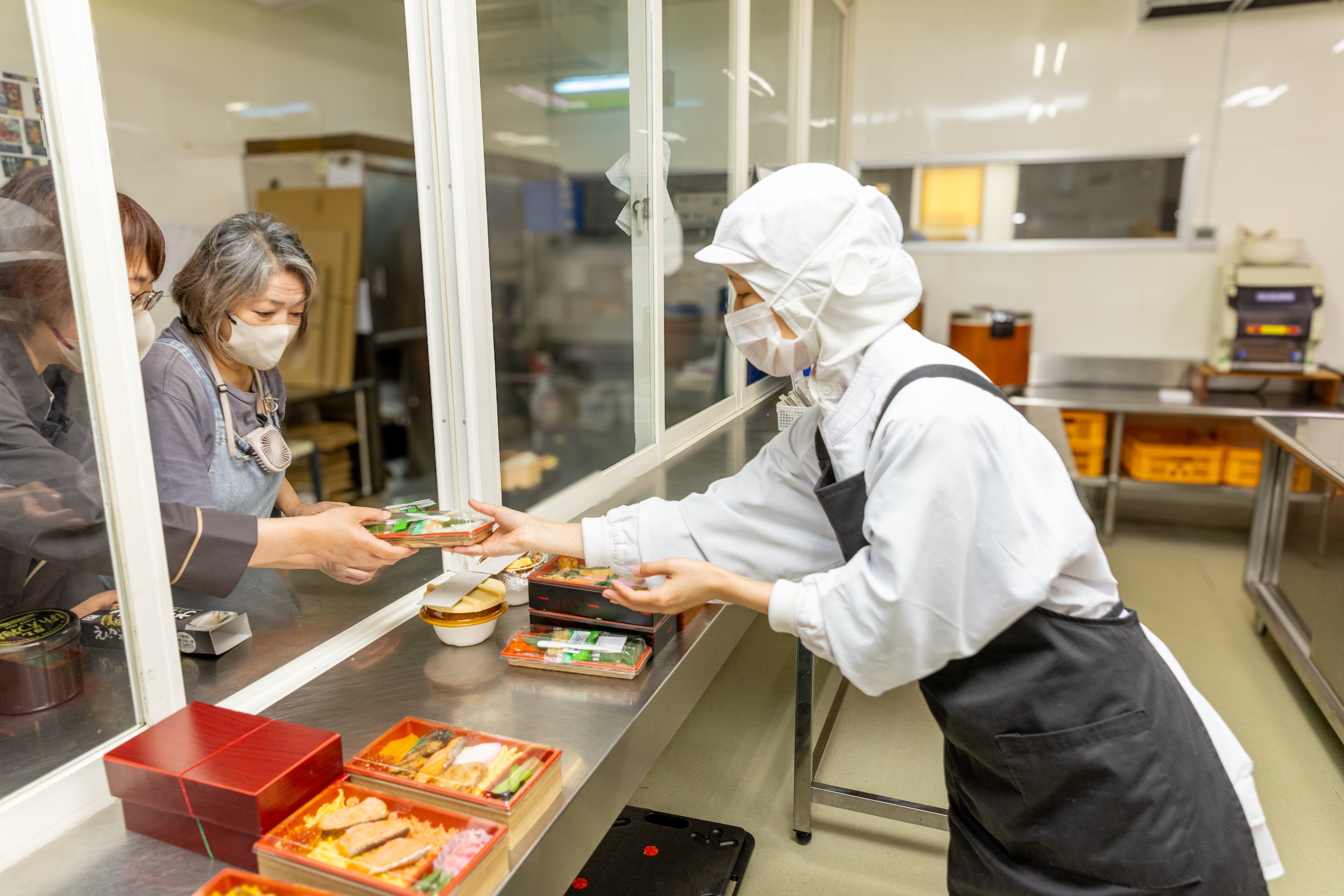 神尾弁当の製造風景